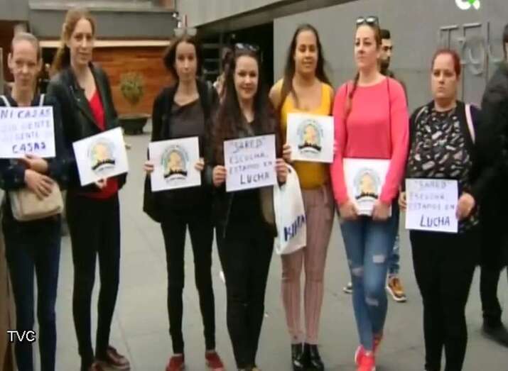 Parte de los afectados, este martes a las puertas de los Juzgados de Telde (Foto TVC)